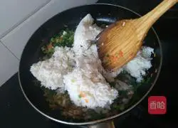 Illustration of how to make colorful fried rice 12