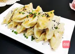 Illustration of how to make pot stickers and dumplings 18