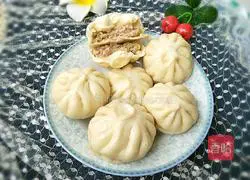 Illustration of how to make pork and cabbage stuffed buns 1