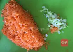 Illustration of how to make dumplings stuffed with carrots and fungus 4