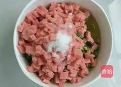 Illustration of how to make garlic ham pancakes 2