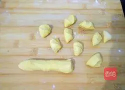 Illustration of how to make golden pumpkin dumplings 8