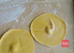 Illustration of making homemade pumpkin dumpling skins 6