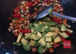 Illustration of how to make avocado mixed fruit and vegetable fried rice 7