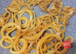 Illustration of how to make golden hand cakes 1