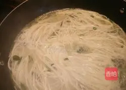 Illustration of how to make scallion oil green noodles 3