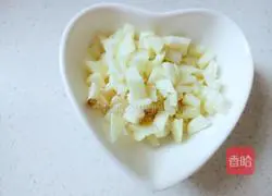 Illustration of how to make leek and egg vermicelli dumpling filling 6