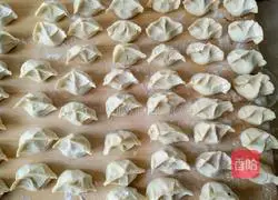 Illustration of how to make three fresh stuffed dumplings 7