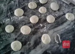 Illustration of how to make pork buns 12