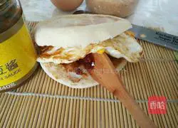 Illustration of how to make egg sandwich pancake (spicy) 4
