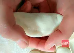 Illustration of making dumplings with luffa stuffing 11