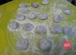Illustration of how to make purple dumplings 4