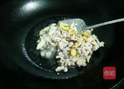 Illustration of how to make potato and vine fried noodles 3