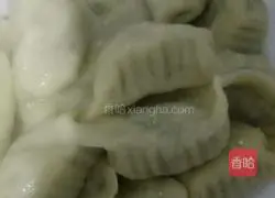 Illustration of how to make leek meat dumplings 5