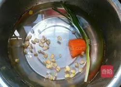 Illustration of how to make carrot, corn and egg fried rice 2