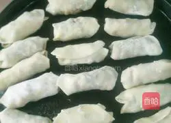 Illustration of how to make dumpling skin pot stickers 15