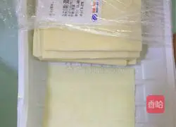 Illustration of how to make small wontons stuffed with carrot and meat 3