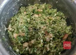 Illustration of how to make three fresh dumplings 5