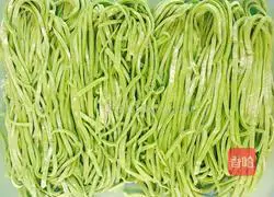 Illustration of how to make spinach and dried noodles 1