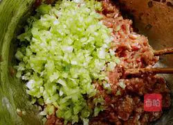 Illustration of how to make cabbage, celery and pork dumplings 5