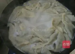 Illustration of how to make leek and lotus vegetable dumplings 7