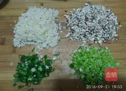 Illustration of how to make fresh meat and water chestnut dumplings 3