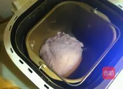 Illustration of how to make purple sweet potato and raisin steamed buns 2