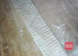 Illustration of how to roll noodles 3