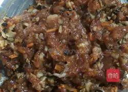 Illustration of how to make pork and mushroom dumpling stuffing 4