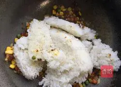 Illustration of how to make curry egg fried rice 7