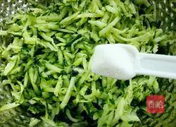 Illustration of how to make cucumber stuffed dumplings 11