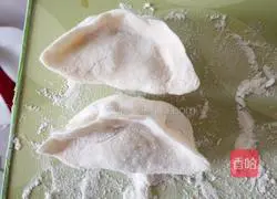 Illustration of how to make celery and pork dumplings 9