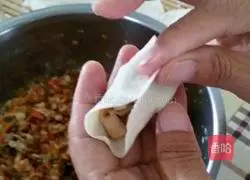 Illustration of how to make pork and king oyster mushroom dumplings 10