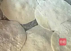 Illustration of how to make pork, celery and mushroom buns 6