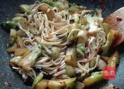 Illustration of how to make fried noodles with vegetables 11