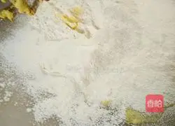Illustration of how to make shredded coconut jam cake 3