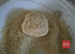 Illustration of how to make sweet potato sesame cake 7