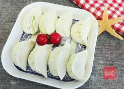 Illustration of how to make pork and parsley stuffed dumplings 14