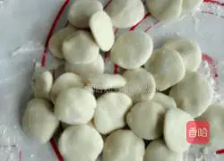 Illustration of how to make dumplings stuffed with pork and parsley 7