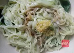 Illustration of how to make spinach noodles 9