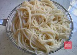 Illustration of how to make noodles with scallion oil 6