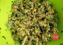 Illustration of how to make celery meat dumplings 4