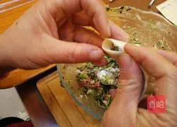 Illustration of how to make crescent dumplings 12