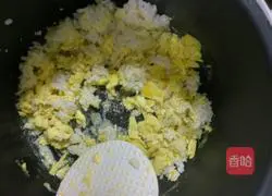 Illustration of how to make egg fried rice in rice cooker 6