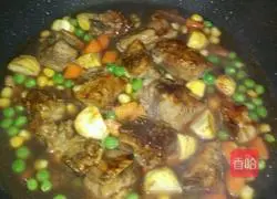 Illustration of how to braise pork ribs with rice in a rice cooker 8