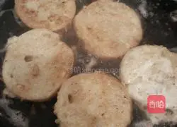 Illustration of how to make egg steamed bun slices 4