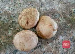 Illustration of how to make mushroom, pork and cabbage dumplings 2