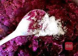 Illustration of how to make sweet purple sweet potato cakes 2