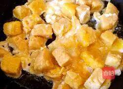 Illustration of how to make fried cornmeal steamed buns 3