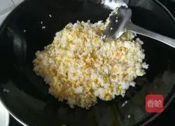 Illustration of how to make pepper, carrot and egg fried rice 10